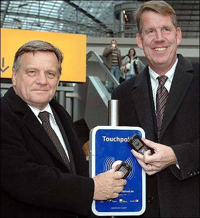 Der ehemalige Vorstandsvorsitzende der deutschen Bahn Hartmut Mehdorn (links) und der Geschäftsführer von Vodafone Germany Friedrich Joussen (rechts) bei der Demonstration eines Touchpointterminals im Berliner Hauptbahnhof.